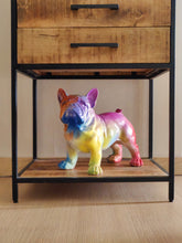 Afbeelding in Gallery-weergave laden, Beeld Staande Bulldog Regenboogkleuren 35 cm - Voor buiten en binnen
