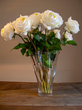 Afbeelding in Gallery-weergave laden, Witte rozen (kunstbloemen) - per 3, 6 of 12 stuks
